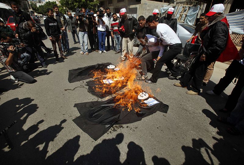 Un grupo de manifestantes palestinos queman representaciones de soldados israelíes durante las protestas contra la visita de Barack Obama a Israel