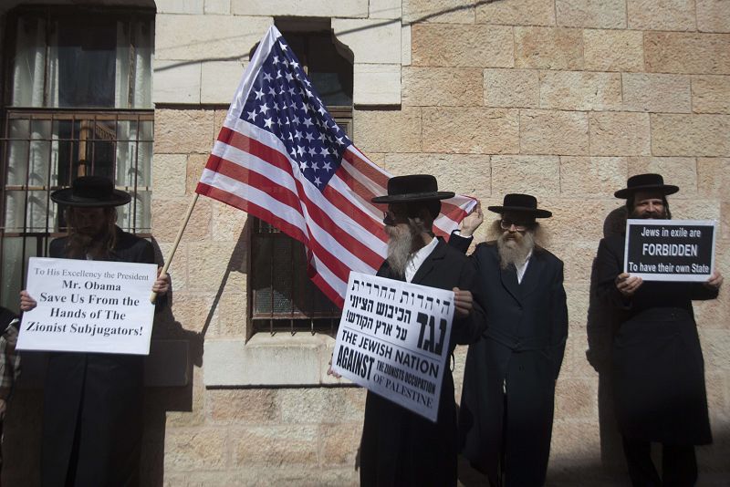 Miembros de Neturei Karta, la facción antisionista del judaísmo ultraortodoxo, sostienen mensajes en los que piden al presidente Obama que les "salve de las manos de los opresores sionistas"