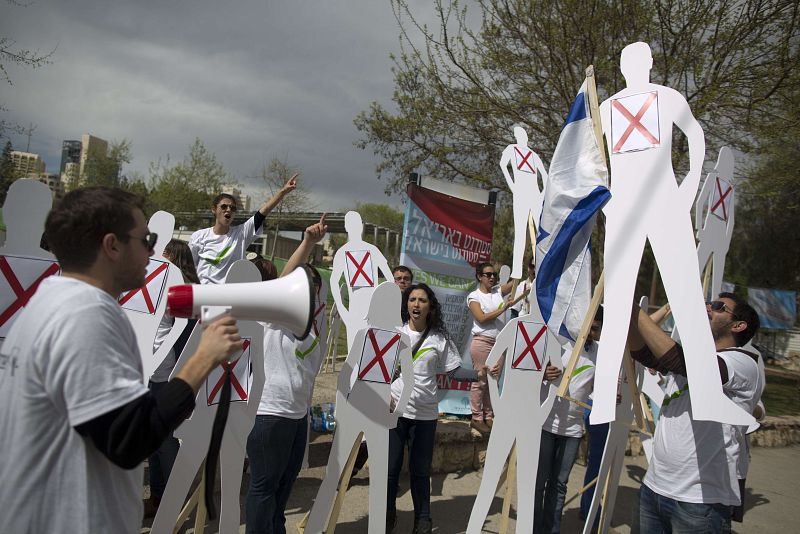 Un grupo de estudiantes de la Universidad de Ariel, se manifestaron frente al consulado estadounidense en Jerusalén por su exclusión de la conferencia ofrecida por el presidente Barack Obama durante su visita a Israel