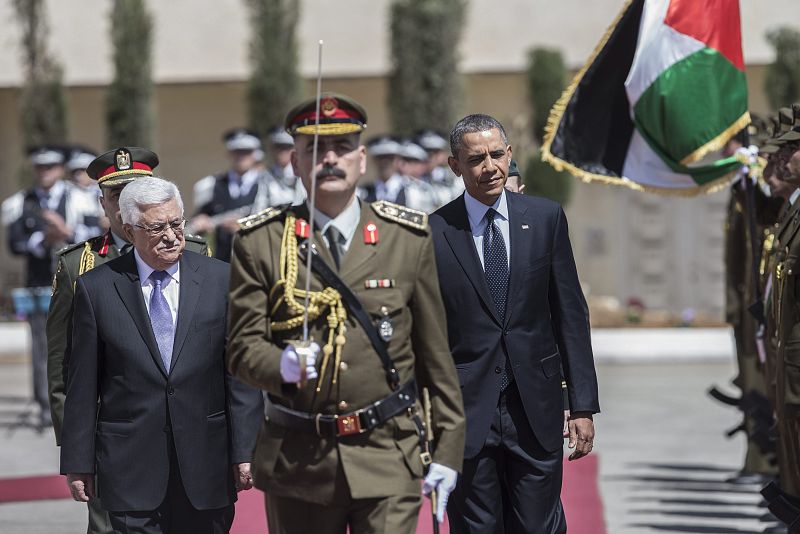 El presidente estadounidense, Barack Obama (dcha), y el presidente de la Autoridad Palestina, Mahmud Abás (izq), pasan revista a la guardia de honor a la llegada del mandatario norteamericano a la mukata, el complejo presidencial palestino