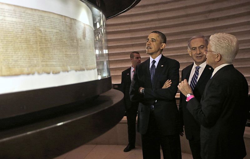 Obama contempla los rollos del Mar Muerto en el Museo de Israel en Jerusalén