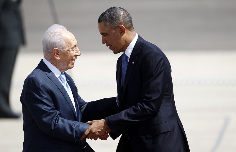 El presidente israelí, Simón Peres, saluda a Obama