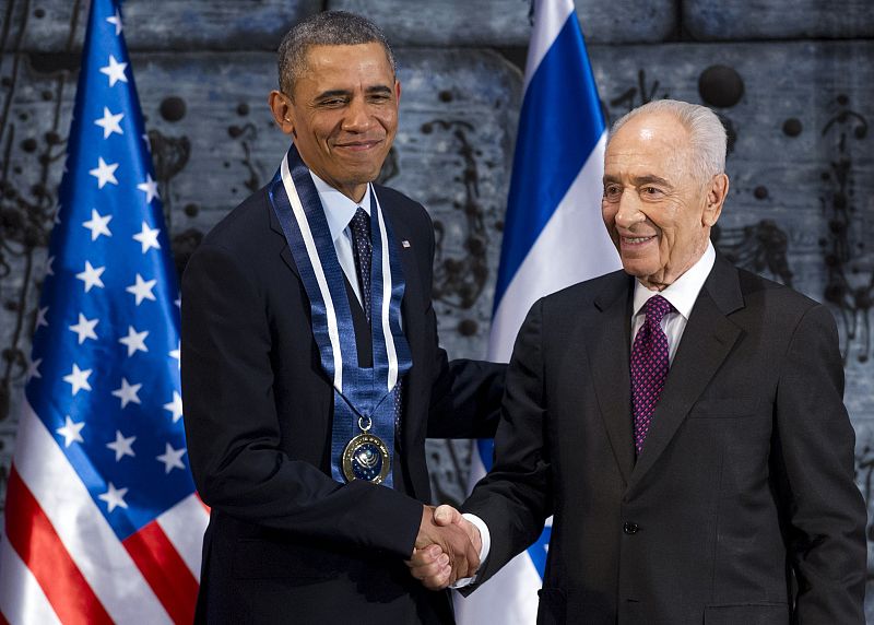 El presidente israelí Ariel Sharon estrecha su mano con Barack Obama tras imponerle la Medalla de Distinción Presidencial, el más alto honor civil en Israel