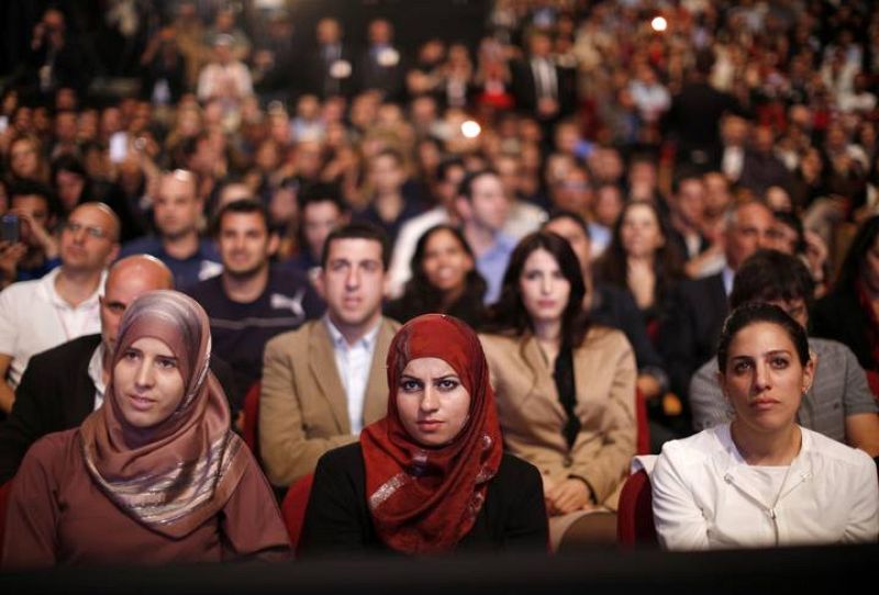 Estudiantes israelíes atienden al discurso de Barack Obama sobre política en Oriente Medio en el Centro Internacional de Convenciones, en Jerusalén