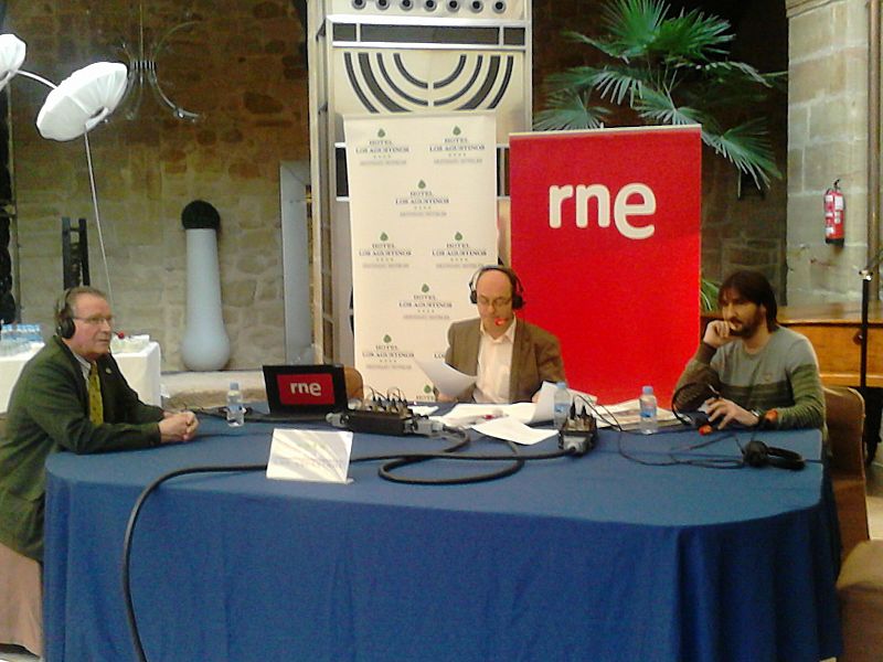 De izquierda a derecha, el alcalde de Haro, Patricio Capellán; Manolo HH y el periodista riojano Roberto Rivera.