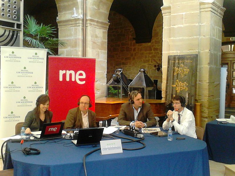 De izquierda a derecha, Mara Peterssen, Manolo HH, el bodeguero Manuel Muga y el consejero autonómico de Educación, Gonzalo Capellán.