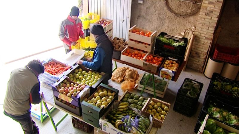 Los jueves preparan las cestas con surtidos de fruta y verdura