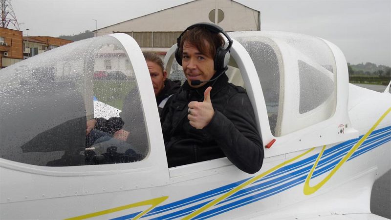 El equipo sueco pudo asistir a los preparativos técnicos, filmar el despegue y acompañar a nuestro piloto David sobre las nubes y los nevados picos de Asturias.