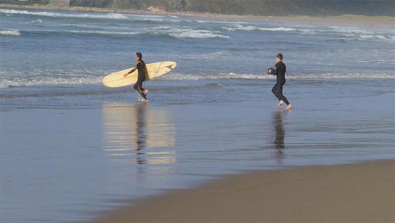 Juan demostró lo bien que se le da el surf para la postal de Eurovisión