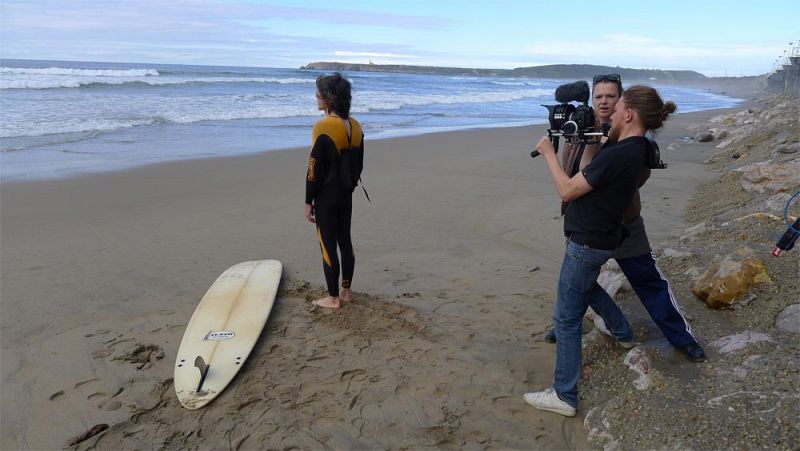 Juan quiso enseñarles cómo le gusta hacer surf en su Playa de Las Conchas, en Salinas