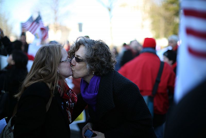 Una pareja de lesbianas manifiesta su amor besándose durante la manifestación en apoyo al matrimonio homosexual