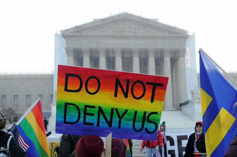 "No nos neguéis" pide una de las pancartas con la bandera gay presentes en la manifestación a las puertas del Tribunal Supremo en Washington, Estados Unidos.