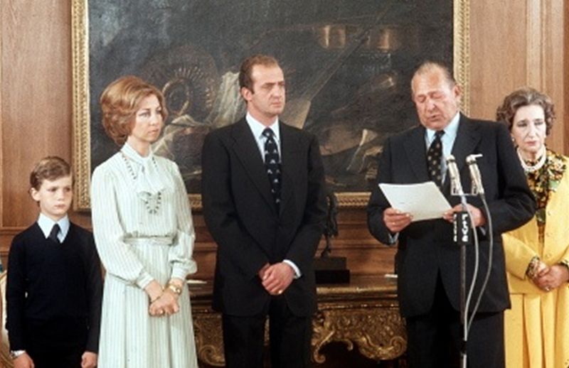 Don Juan cede sus derechos dinásticos su hijo Juan Carlos en 1977