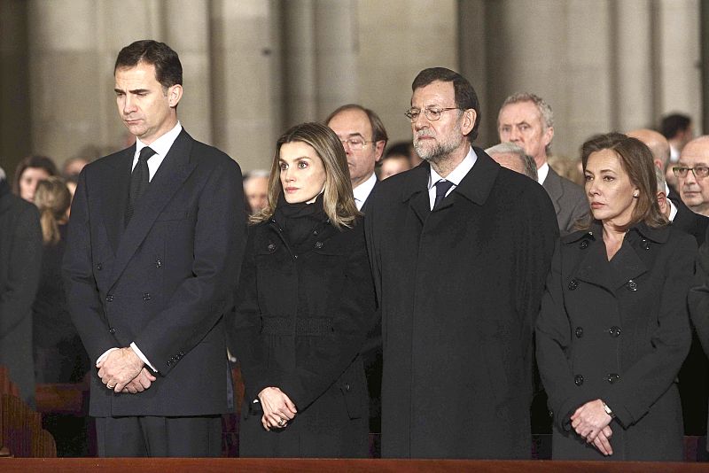 Los príncipes de Asturias y el presidente del Gobierno, Mariano Rajoy (2d), en el funeral por Manuel Fraga.