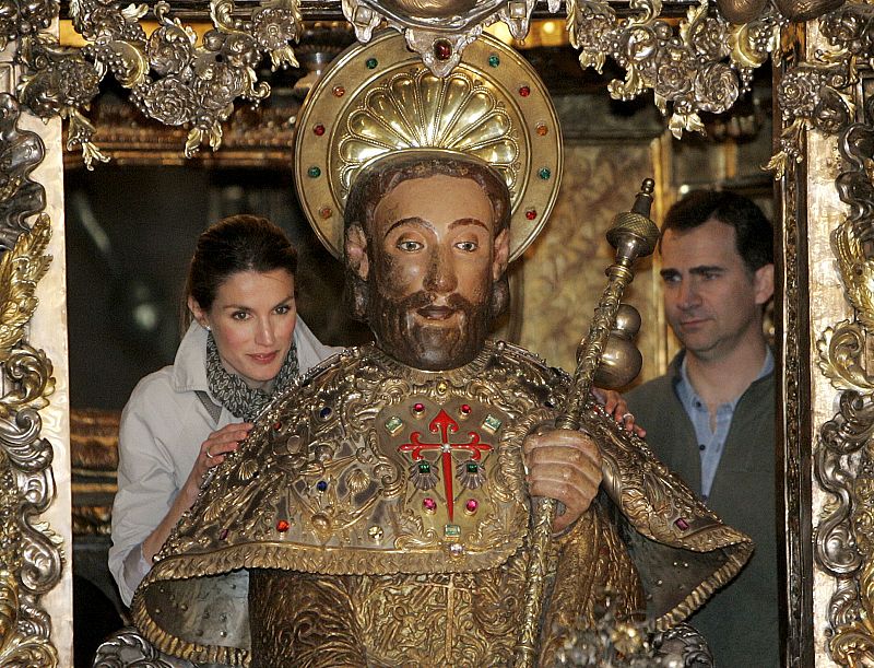 Los príncipes de Asturias cumplieron con el rito de abrazar la imagen del Apóstol Santiago después de recorrer a pie el último tramo del Camino Francés hasta la Catedral compostelana en 2010