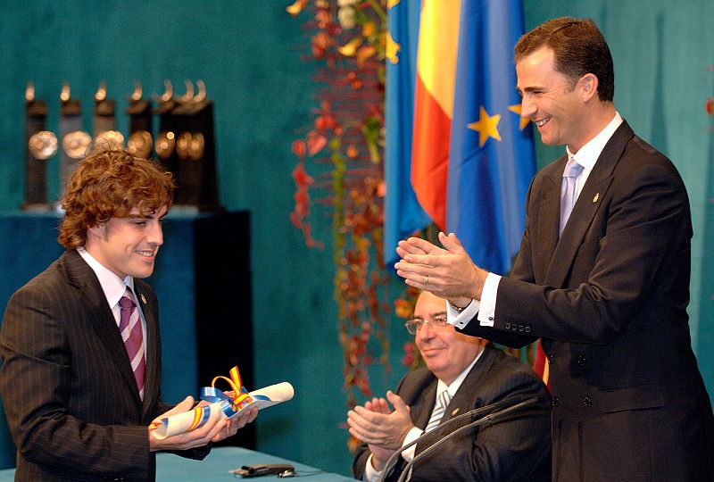 Don Felipe entrega en 2005 el premio Príncipe de Asturias a Fernando Alonso