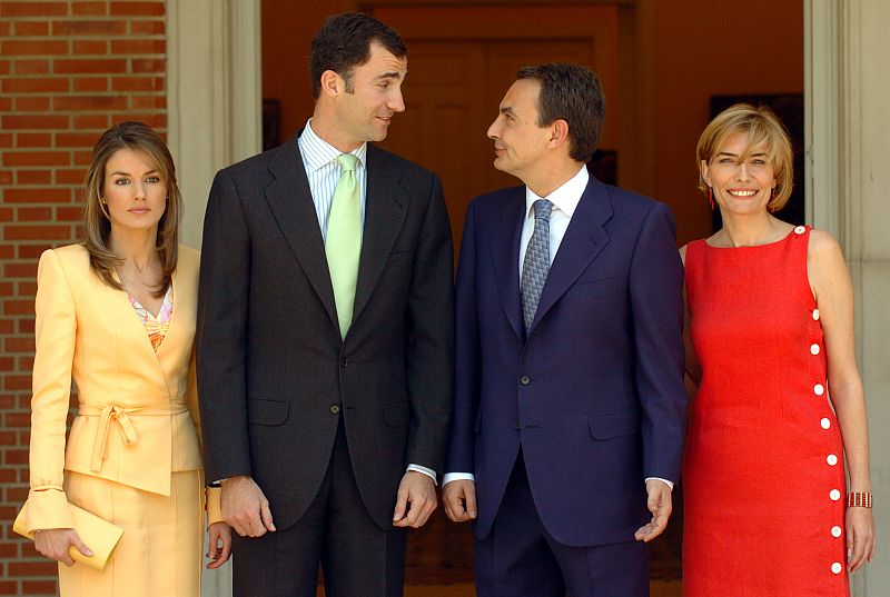 Los príncipes de Asturias posan días antes de casarse en 2004 con el expresidente Zapatero y su mujer