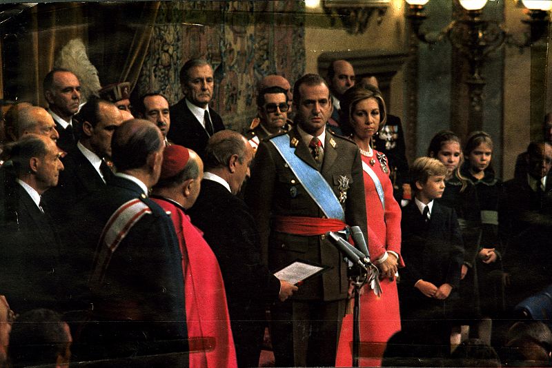 Don Felipe asistió a la proclamación del rey Juan Carlos el 22 de noviembre de 1975