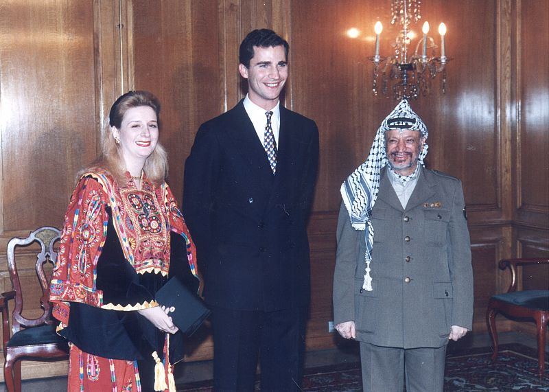 El príncipe se ha entrevistado a lo largo de su vida con numerosos dirigentes como Arafat, en la foto con su mujer