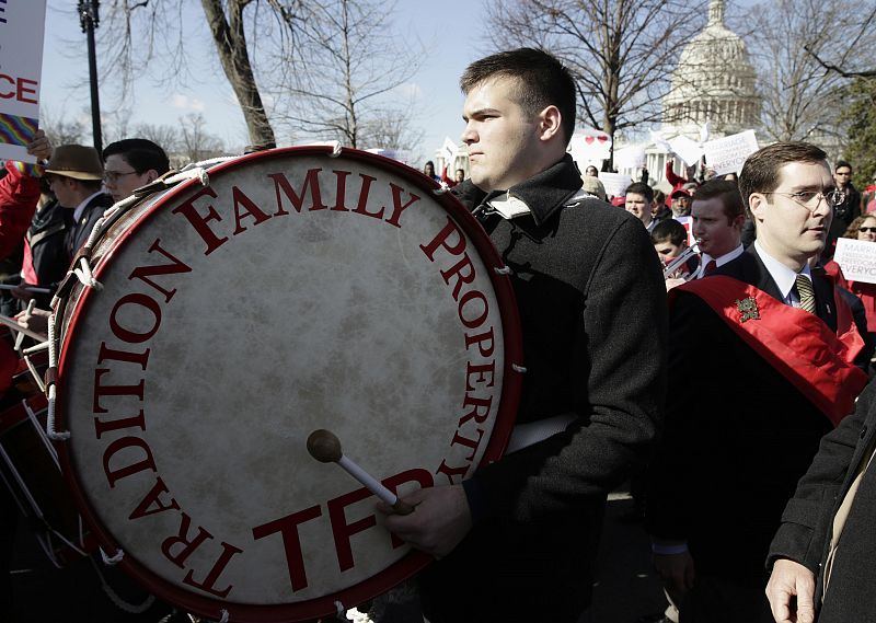 Uno de los manifestantes anti-matrimonio homosexual, defensores de la familia tradicional, que también se han concentrado frente al Tribunal Supremo en Washington, Estados Unidos