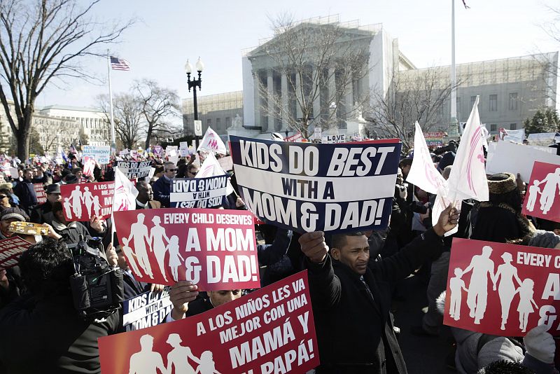 "A los niños les va mejor con un papá y una mamá", uno de los lemas de los manifestantes que se oponen al matrimonio homosexual ante el Tribunal Supremo en Washington, Estados Unidos