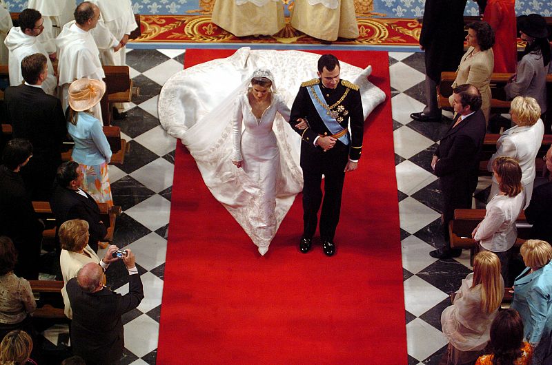 Los príncipes de Asturias abandonan La Basílica de la Virgen de Atocha, cogidos del brazo, después de que Doña Letizia ofreciera su ramo de novia a la Virgen de Atocha, considerada la patrona de la Corte.