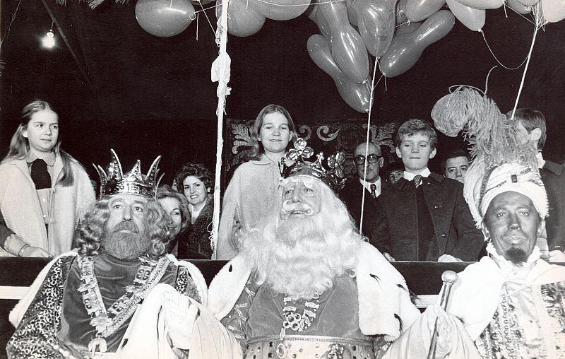 Don Felipe y sus hermanas durante una Cabalgata de los Reyes Magos.