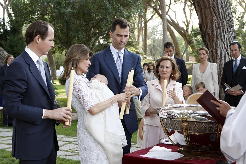 Los príncipes durante el bautizo de su segunda hija, la infanta Sofía en julio de 2007