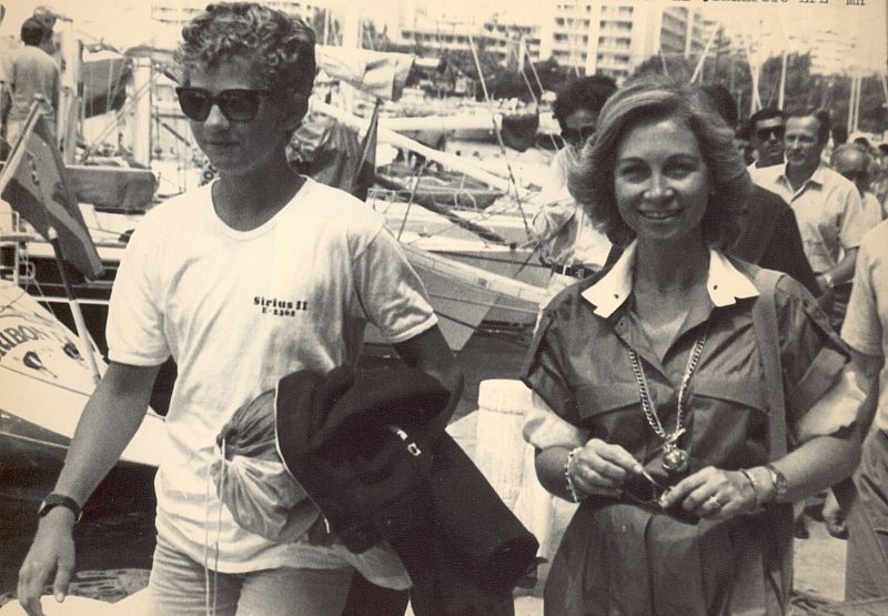 En esta foto aparece junto a la reina en el Club Naútico de Mallorca en 1984