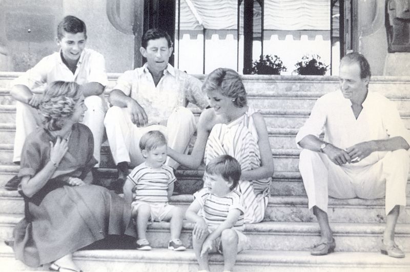 El príncipe Carlos de Inglaterra con su primera mujer, Lady Di, y sus hijos, junto a los reyes y don Felipe