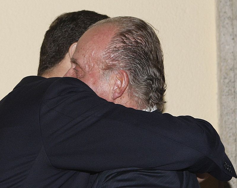 El rey Juan Carlos recibe el abrazo del príncipe Felipe, después de las palabras que pronunció el sucesor a la Corona antes de la cena organizada en el Palacio de El Pardo con motivo del 70 cumpleaños.