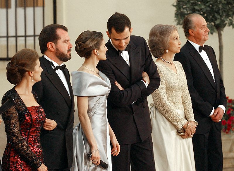 El principe de Asturias y su entonces prometida, Letizia Ortiz, conversan con sus respectivos padres antes de la cena de gala previa a su boda