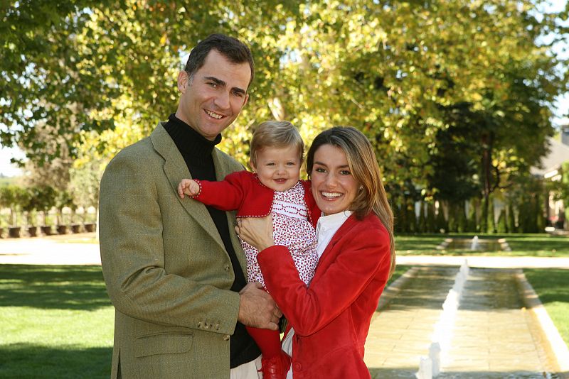 Los príncipes posan junto a la infanta Leonor en 2006