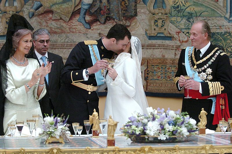 Los reyes observan a los príncipes de Asturias durante el brindis en el banquete celebrado en el Palacio Real