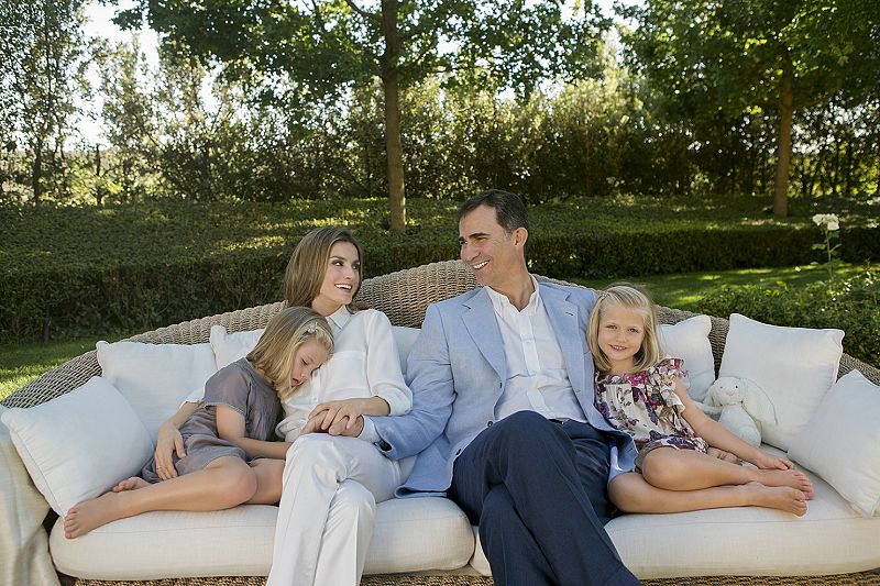 Los príncipes posan junto a sus hijas, la infanta Sofía y la infanta Leonor en una foto en 2012