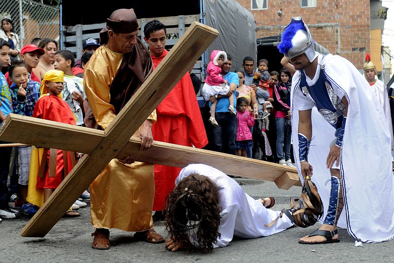 HABITANTES DE MEDELLÍN RECREAN EL VÍA CRUCIS DURANTE EL VIERNES SANTO