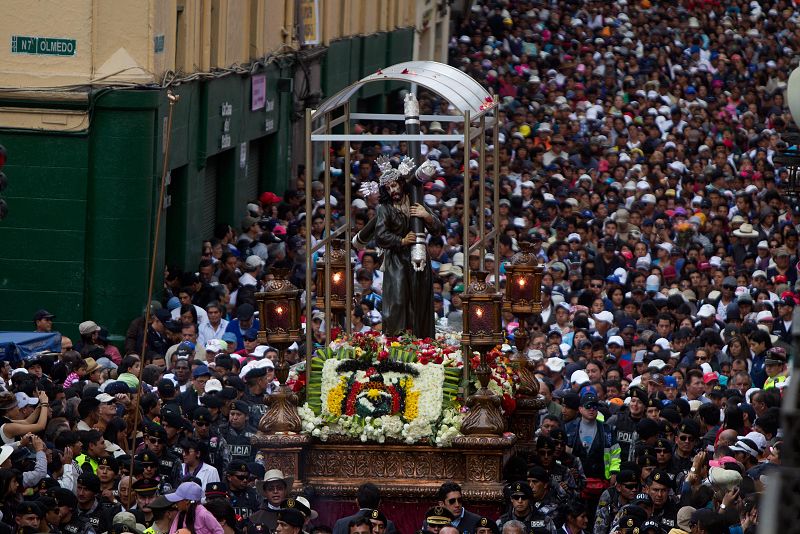 FE DE ECUATORIANOS SE PASEA POR LAS CALLES EN MULTITUDINARIAS PROCESIONES