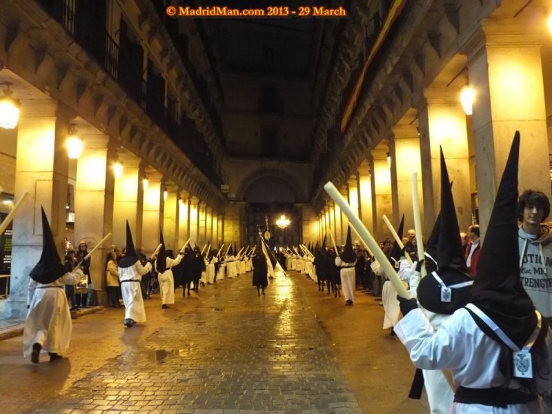 Madrid: Nazarenos entrando en la Plaza Mayor