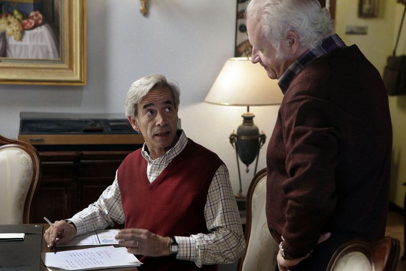 Antonio se presenta en San Genaro sin avisar a Miguel, quien lleva unos días en casa disfrutando de la compañía de Rocío.