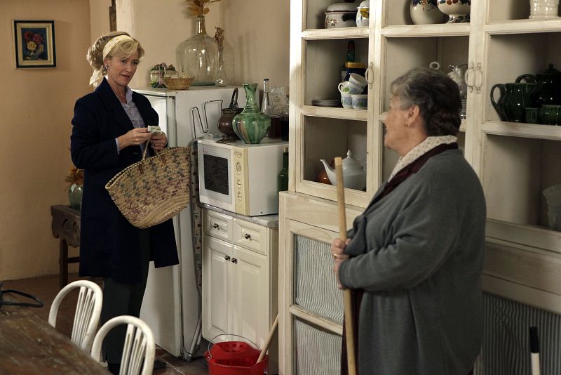 Mercedes y Herminia se quedan solas en la casa de Sagrillas, ya que Antonio se ha ido a Madrid para hacer negocios con Miguel.