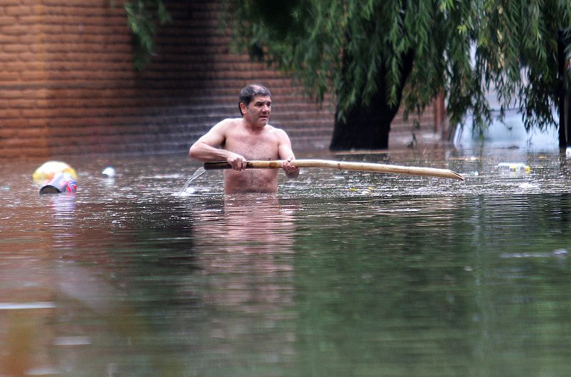 Más de un metro de agua en algunas zonas de Buenos Aires