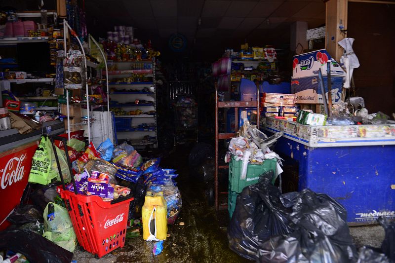 El temporal ha llenado de fango comercios y casas bajas