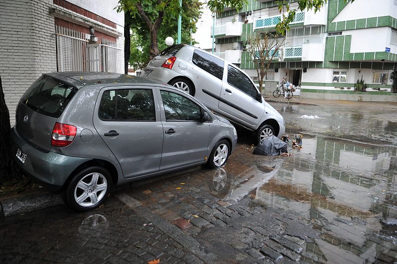 Dos vehículos arrastrados por la corriente durante el temporal