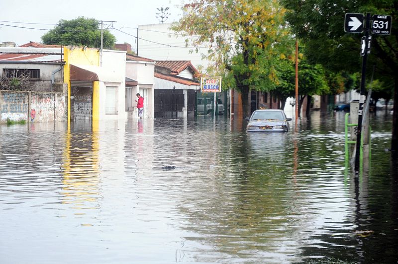 Una de las calles inundadas por el temporal en La Plata, Argentina.