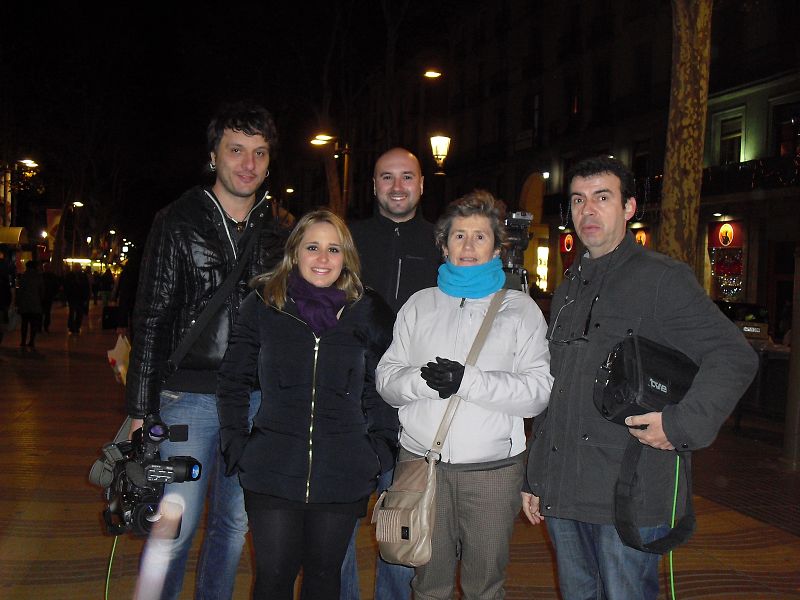 El equipo de 'Crónicas' posa con Carla en las Ramblas
