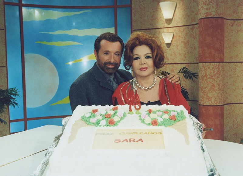 Sara Montiel celebrando un cumpleaños con José Manuel Parada en Cine de Barrio, de TVE.