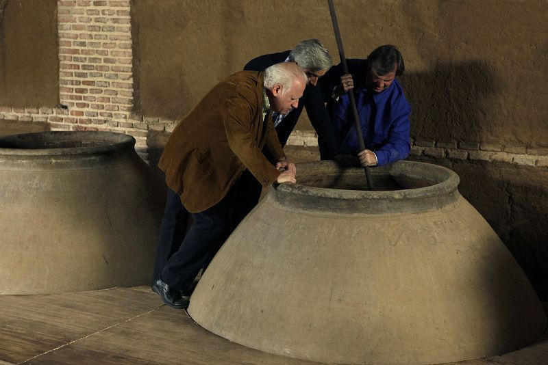 Y es que Miguel quiere dejar Madrid y mudarse a Sevilla para vivir junto a Rocío. Antonio le recrimina que dejará sola a Paquita con sus niñas y todos los negocios que tienen a medias, pero nada ni nadie puede hacer ya cambiar de idea a Miguel.