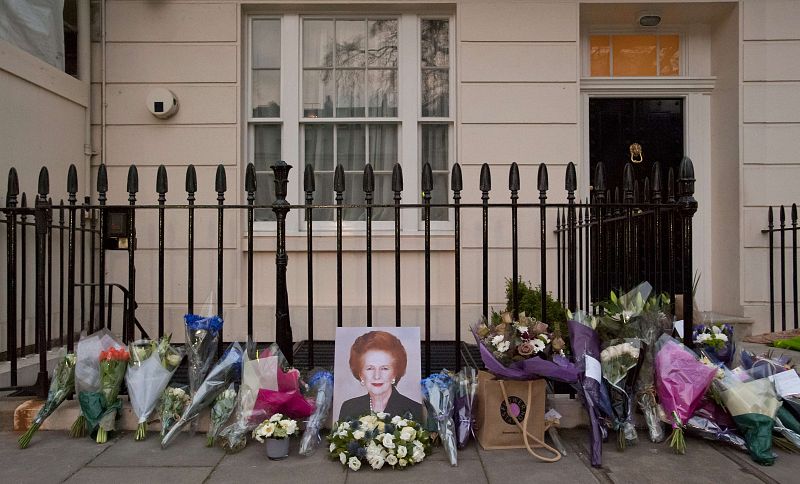 Fotografías y flores recuerdan a la ex primera ministra Margaret Thatcher, muerta el lunes, en la puerta de su vivienda en el centro de Londres