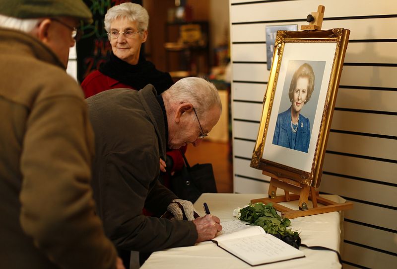 Visitantes firman en el libro de condolencias en Grantham