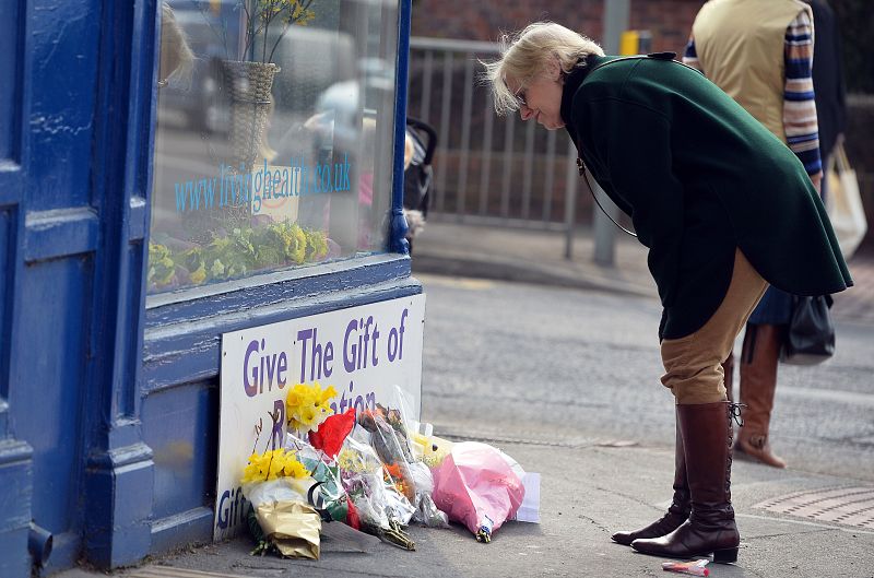 Una mujer deja flores en el lugar de nacimiento de Margaret Thatcher en Grantham, en el centro de Inglaterra